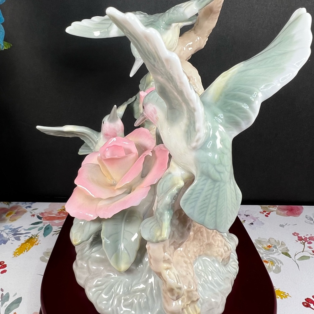 🛑SOLD🛑 Vintage Fluttering HUMMINGBIRDS Ceramic Music Box Plays "Close to you" - Picture 9 of 17